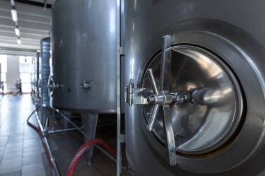 Gıda endüstrisindeki sıvılar için paslanmaz çelik variller, tanklar ve diğer konteynerler. Endüstriyel alkol veya meşrubat üretimi.