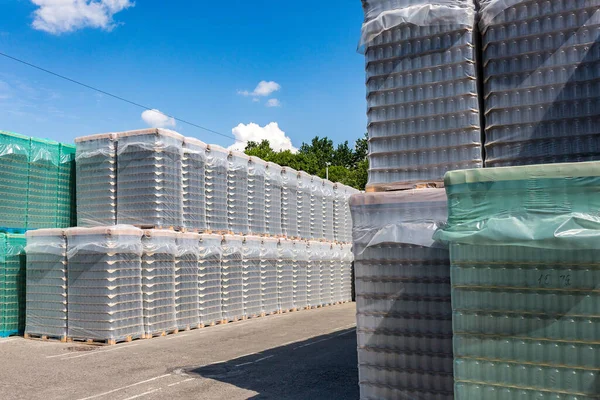 Endüstriyel tesisteki açık hava deposu ve bitmiş ürünlerin taşınması. Alkollü ya da alkolsüz içecekler için temiz bir bardak ve forklift için konserve kavanozları..