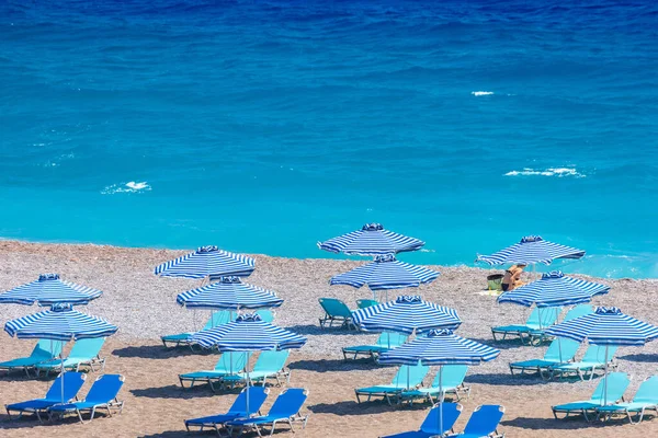 Guarda Chuvas Coloridos Espreguiçadeiras Resort Praia Vazio Conceito Férias Nas — Fotografia de Stock