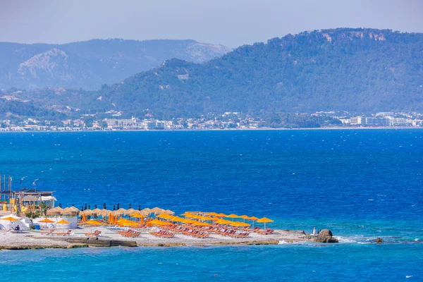 Kleurrijke Parasols Ligbedden Een Leeg Strandresort Vakantie Concept Griekse Eilanden — Stockfoto