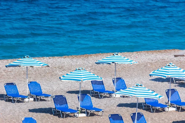 Guarda Chuvas Coloridos Espreguiçadeiras Resort Praia Vazio Conceito Férias Nas — Fotografia de Stock