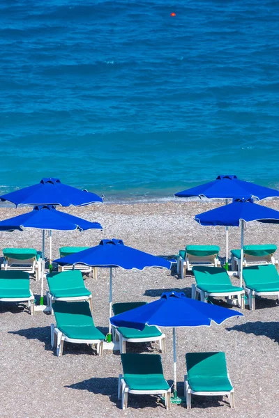 Guarda Chuvas Coloridos Espreguiçadeiras Resort Praia Vazio Conceito Férias Nas — Fotografia de Stock