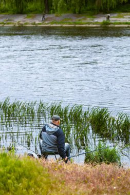 Hobi olarak balık tutmak. Nehir ya da göl kıyısında oltayla balık tutan bir adam boş zamanlarını....