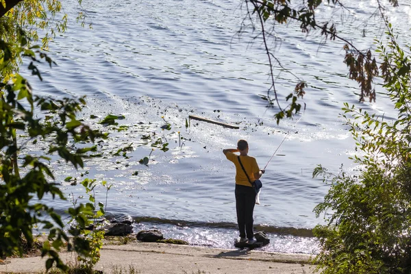 Pêche Comme Passe Temps Adolescent Pêchant Avec Une Canne Pêche — Photo