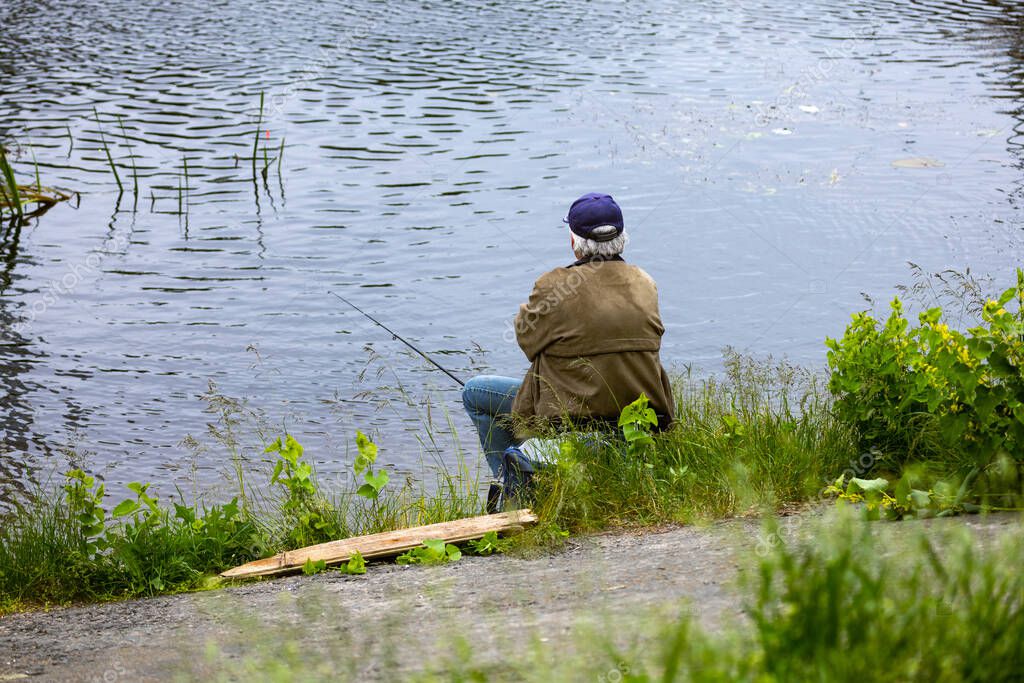 Pesca Como Hobby Hombre Pescando Con Una Caña Pescar Orilla — Foto de stock  © Sodel_Vladyslav #488823104