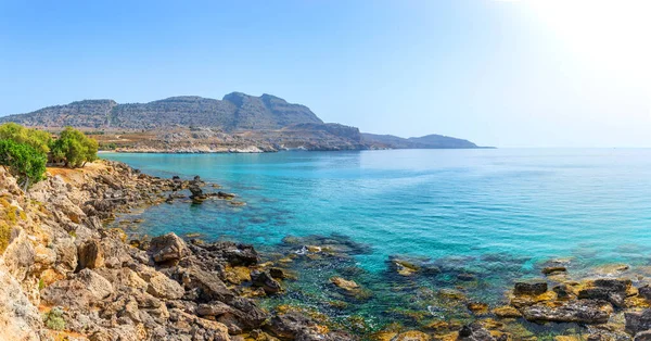 アギア アガティはゴールデンサンドビーチ近くの湾を閉鎖した シュノーケリングやダイビングに最適な場所です エーゲ海と地中海のギリシャ島での休暇 チャラキ イースト ローズ ギリシャ — ストック写真