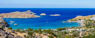 Lindos, antik akropolü, kalesi ve deniz kıyısındaki kapalı körfezleri ile Yunanistan 'ın Dodecanese kentindeki Rodos adasının en manzaralı yeridir. Akdeniz 'deki Yunanistan adalarında tatil.