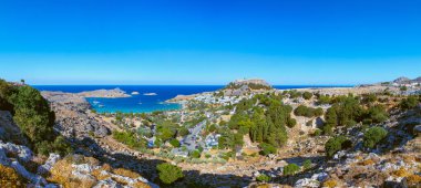 Lindos, antik akropolü, kalesi ve deniz kıyısındaki kapalı körfezleri ile Yunanistan 'ın Dodecanese kentindeki Rodos adasının en manzaralı yeridir. Akdeniz 'deki Yunanistan adalarında tatil.