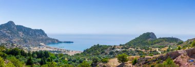 Kapalı bir körfezdeki Tsambika Sahili. Plaj eğlencesi ve çok yönlü su eğlencesi için ünlü bir yer. Ege ve Akdeniz 'deki Yunanistan adalarında tatil. Kolympia. Doğu Rhodes. Yunanistan