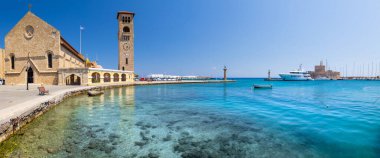 Mandraki limanı ve marina girişi. Hirsch ve Hirschkuh, Elafos ve Elafina, Rodos Heykeli 'nin yerine geyik ve geyik heykelleri. Eski kasabayı gezmek. Rodos, Yunanistan