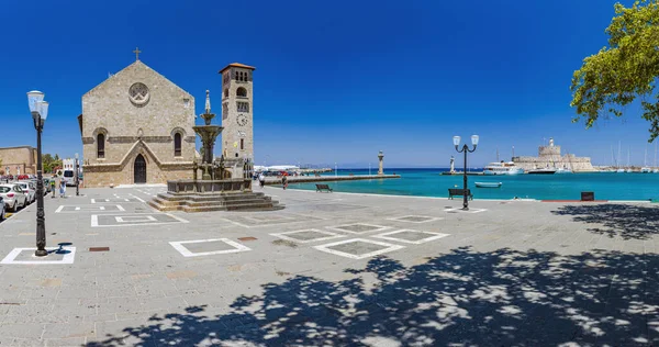 Mandraki limanı ve marina girişi. Hirsch ve Hirschkuh, Elafos ve Elafina, Rodos Heykeli 'nin yerine geyik ve geyik heykelleri. Eski kasabayı gezmek. Rodos, Yunanistan