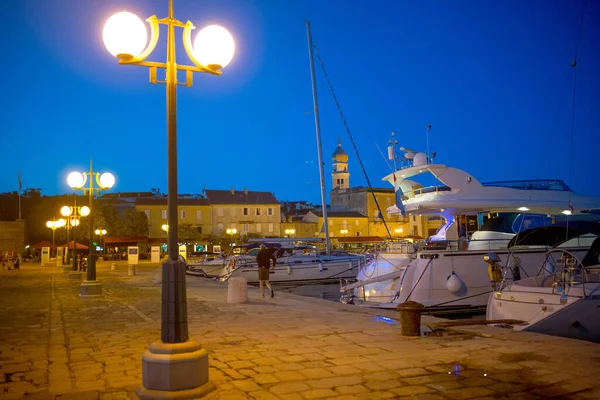 中世の旧市街クルクのクルク港とマリーナの夕景 桟橋にヨット ボートや他の船を係留 アドリア海に浮かぶクロアチアの島々での夏休み クロアチア島クルク — ストック写真