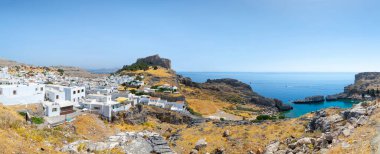 Lindos, antik akropolü, kalesi ve deniz kıyısındaki kapalı körfezleri ile Yunanistan 'ın Dodecanese kentindeki Rodos adasının en manzaralı yeridir. Akdeniz 'deki Yunanistan adalarında tatil.