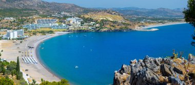 Lindos yakınlarındaki kapalı körfezde Vlycha Sahili. Plaj eğlencesi ve değerli oteller için güzel bir yer. Akdeniz 'deki Yunanistan adalarında tatil. Lindolar. Doğu Rhodes. Yunanistan