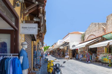 Rhodes, Yunanistan - 28 Haziran 2021: Sıcak yaz güneşli öğleden sonra turistik bir yer. Eski Rhodes Kasabası 'ndaki Sokrates Caddesi. Dükkanlar, restoranlar, yüzlerce turist ve tatilci..