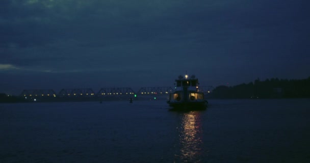 夕暮れ時に船が浮かぶ。4 k 赤いカメラ — ストック動画