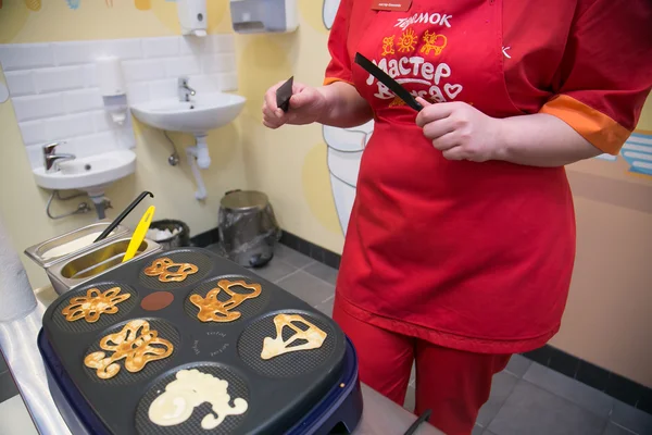 Güzel tatlı bir plaka üzerinde bakes krep