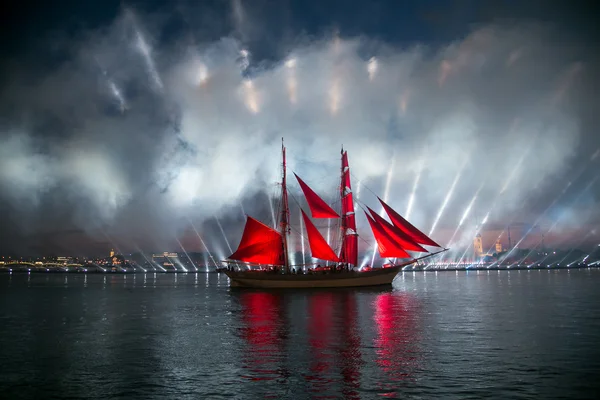 St Petersburg Festivali sırasında kırmızı yelken gemi