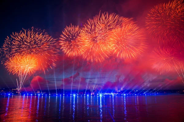 Fuegos artificiales sobre la ciudad de San Petersburgo (Rusia) ) — Foto de Stock