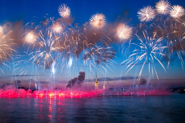 Fogos de artifício sobre a cidade de São Petersburgo (Rússia ) — Fotografia de Stock