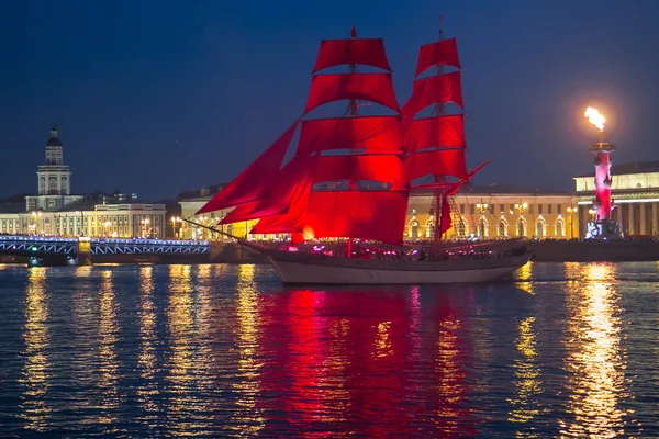 St Petersburg Festivali sırasında kırmızı yelken gemi