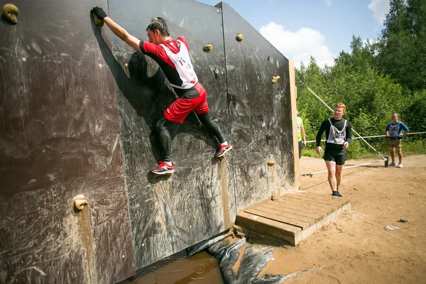 Menschen klettern während der Sport militärischen Wettbewerb Spiel — Stockfoto