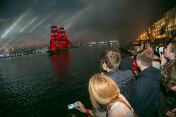 St Petersburg Festivali sırasında kırmızı yelken gemi