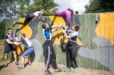 İnsanlar spor askeri rekabet oyun sırasında tırmanma