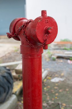 Şehir yol kenarında kırmızı yangın musluğuna