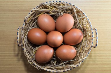 Tahta arka planda yumurtalar