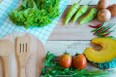 vegetablea ve gıda maddeleri bir ahşap zemin üzerinde. Üstten Görünüm