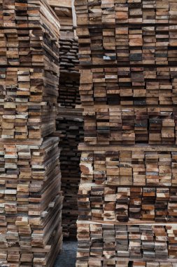 Kurutma için yığılmış çam kalas yığınları