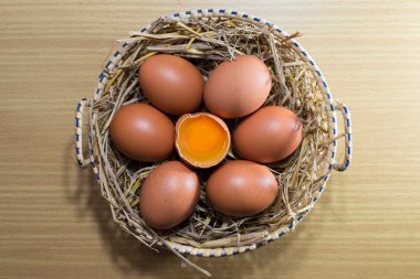 Tahta arka planda yumurtalar