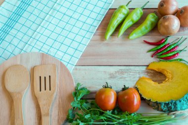 vegetablea ve gıda maddeleri bir ahşap zemin üzerinde. Üstten Görünüm