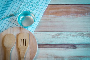 Çatal ve masa örtüsü ahşap arka plan üzerinde. Üstten Görünüm