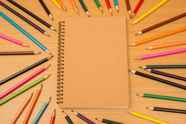 Çok renkli kalem ve defter metin alanı ile