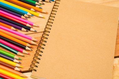 Çok renkli kalem ve defter metin alanı ile