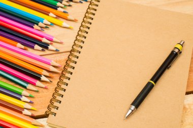 Kurşun kalem, kalem ve defter metin alanı ile çok renkli