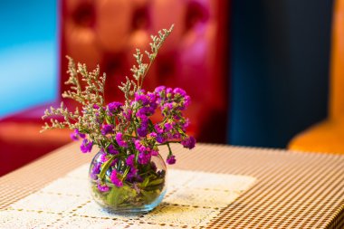 Saksı açık masa kafe üzerinde