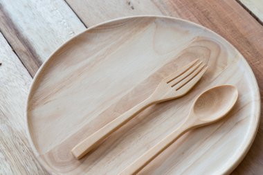 ahşap yemek ve ahşap table.with metin alanı üzerinde ahşap çatalı