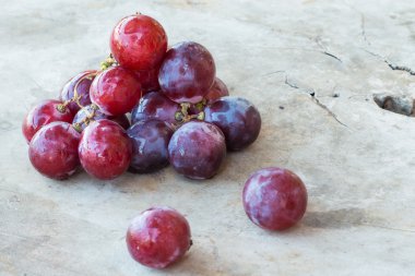 Tahta bir masada kırmızı üzümler