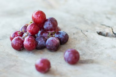 Tahta bir masada kırmızı üzümler