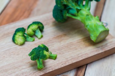 Ahşap zemin, brokoli ahşap masa üzerine taze brokoli