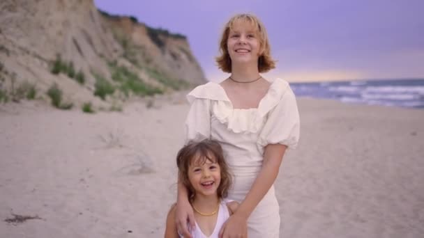 Szczęśliwe młode dziewczyny śmieją się na plaży, letni styl życia rodziny. — Wideo stockowe
