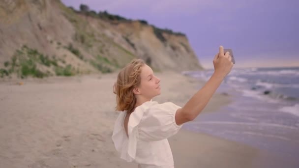 Close up de alegre jovem loira tomando uma selfie. — Vídeo de Stock