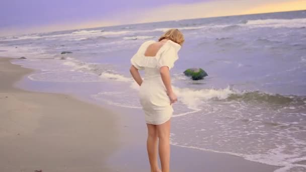 Happy dospívající dívka, která skočila na pláži — Stock video