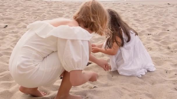 Glada unga flickor leker på stranden, sommar familj livsstil. — Stockvideo