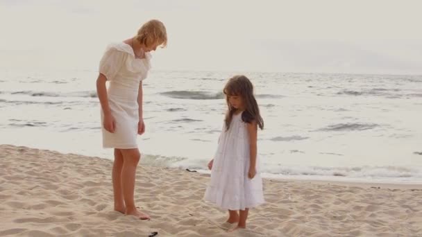 Szczęśliwe młode dziewczyny bawią się na plaży, letni styl życia rodziny. — Wideo stockowe