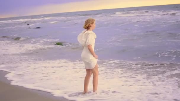 Feliz chica adolescente saltando en la playa — Vídeo de stock