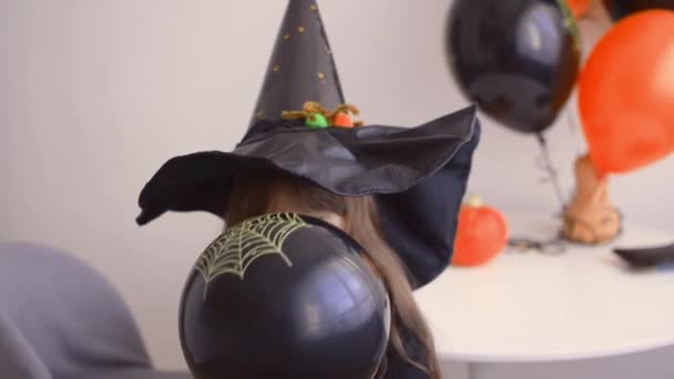 Schattig meisje opblaasbare ballonnen voor Halloween — Stockvideo